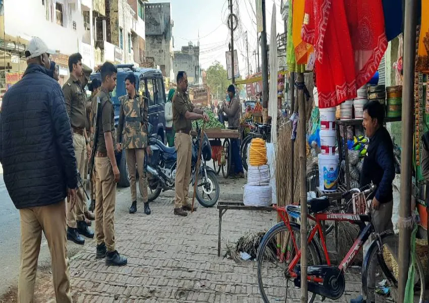 अयोध्या: गोसाईंगंज नगर में पुलिस ने हटवाया अतिक्रमण, रहा अफरा-तफरी का माहौल 
