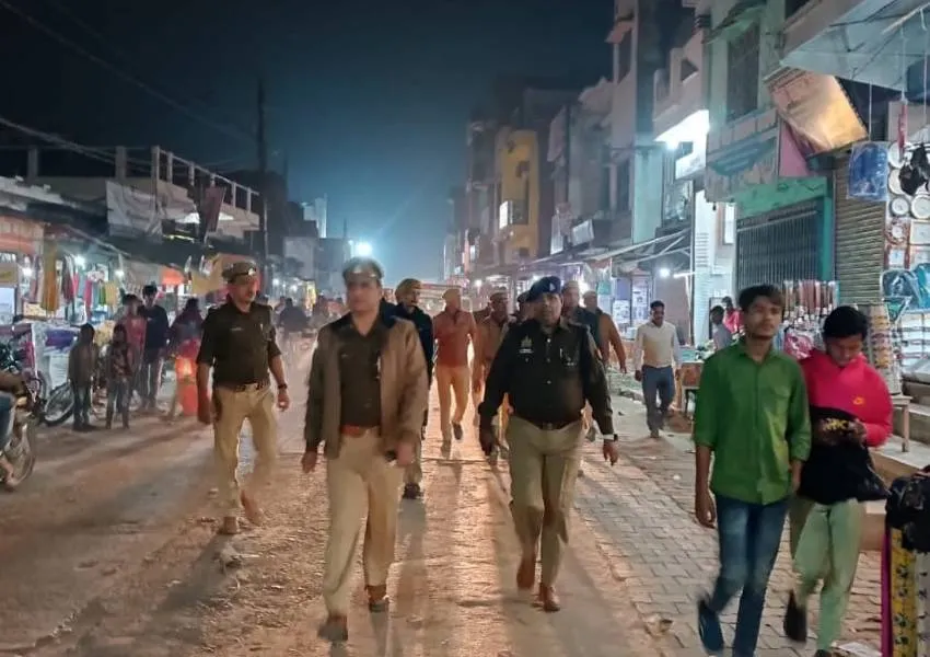 बहराइच: मोतीपुर और नानपारा में पुलिस ने पैदल मार्च कर नगरवासियों को दिलाया सुरक्षा का अहसास