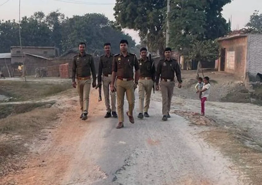 बहराइच: सड़क पर पुलिस को देख अचरज में पड़े ग्रमीण, जंगल से सटे मार्ग पर किया पैदल मार्च