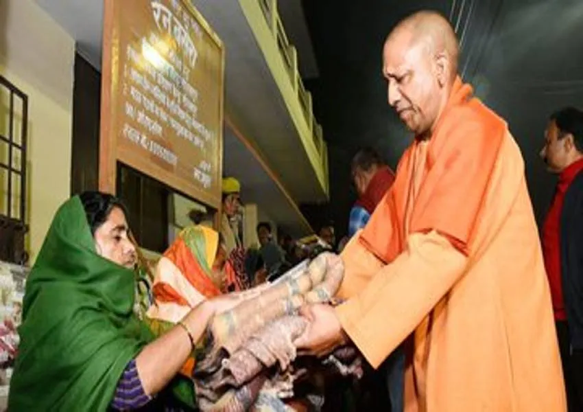 सीएम योगी ने गोरखपुर में रैन बसेरों का किया निरीक्षण, वितरित किये कंबल और भोजन
