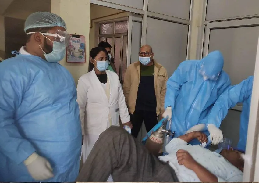 बहराइच: कोरोना संक्रमित मरीज के अस्पताल पहुंचते ही दौड़े स्वास्थ्य कर्मी, हॉस्पिटल में हुआ मॉकड्रिल 