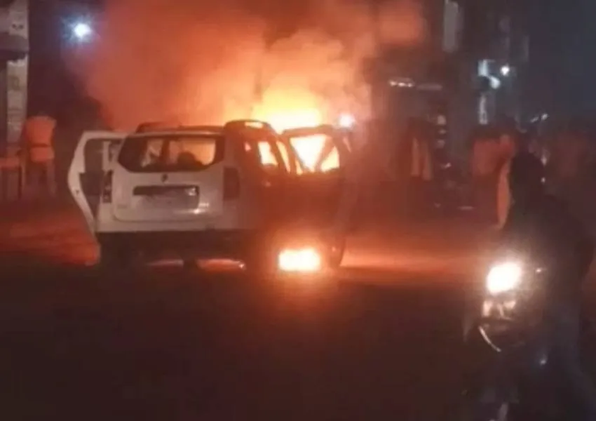 रायबरेली: सड़क पर कार में लगी अचानक आग, मची अफरा-तफरी 