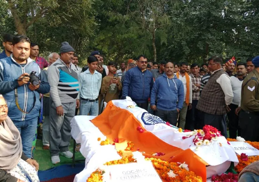 बाराबंकी: दरियाबाद पहुंचा सैनिक का पार्थिव शरीर, राजकीय सम्मान के साथ किया गया अंतिम संस्कार 