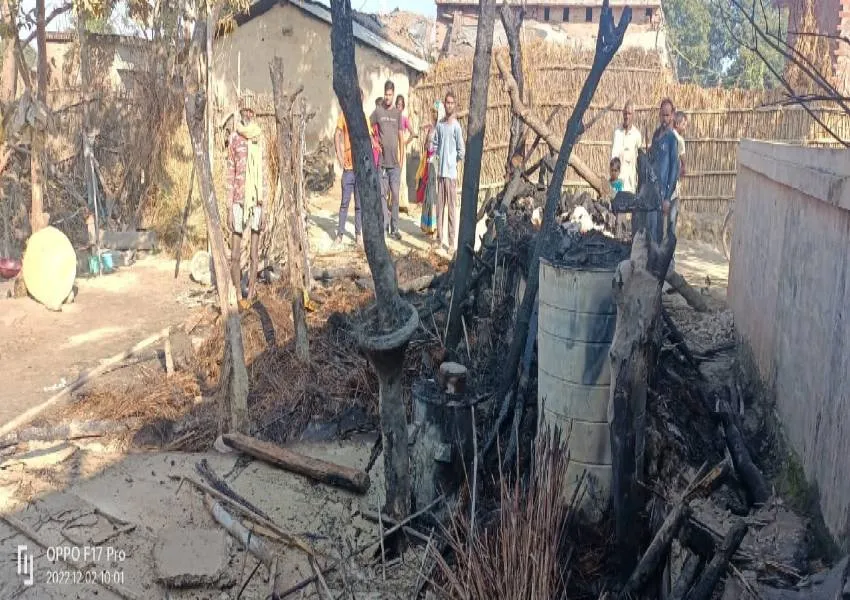 बहराइच: अज्ञात कारणों से झोपड़ी में लगी आग, हजारों की गृहस्थी जलकर राख 