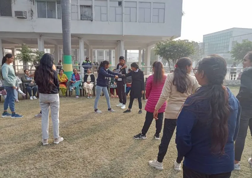 अयोध्या: अवध विश्वविद्यालय में महिला आत्म सुरक्षा के सिखाए गए गुर