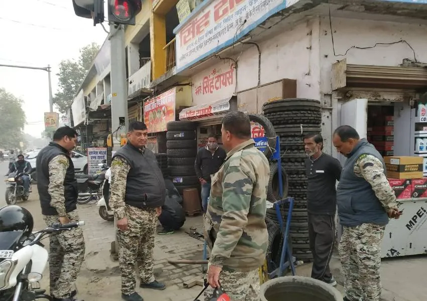 विडंबना: प्रवर्तन दल के पास संसाधन नहीं, अपने पैसे से उठवाते हैं पकड़ा गया माल