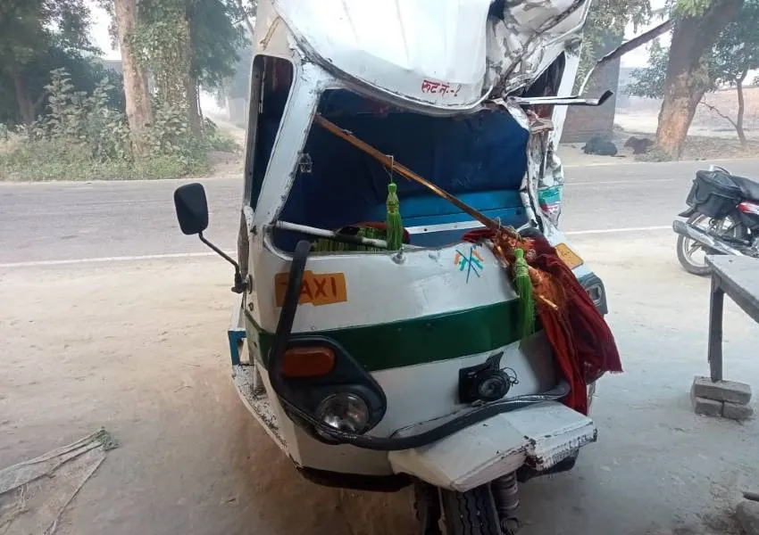 अयोध्या: खड़े ट्रैक्टर से भिड़ा ऑटो, एक की मौत, पांच घायल