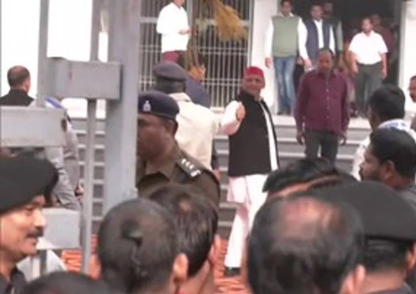 यूपी उपचुनाव: सैफई में वोट डालने के बाद बोले अखिलेश- पुलिस कार्यकर्ताओं को परेशान कर रही है