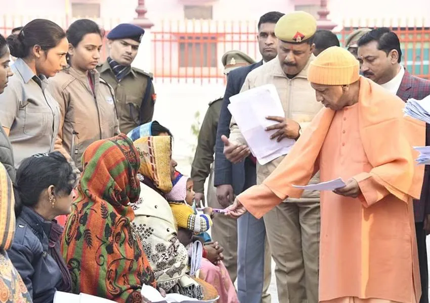 मुख्यमंत्री योगी ने गोरखपुर में सुनी जनसमस्याएं, अधिकारियों को दिए यह निर्देश