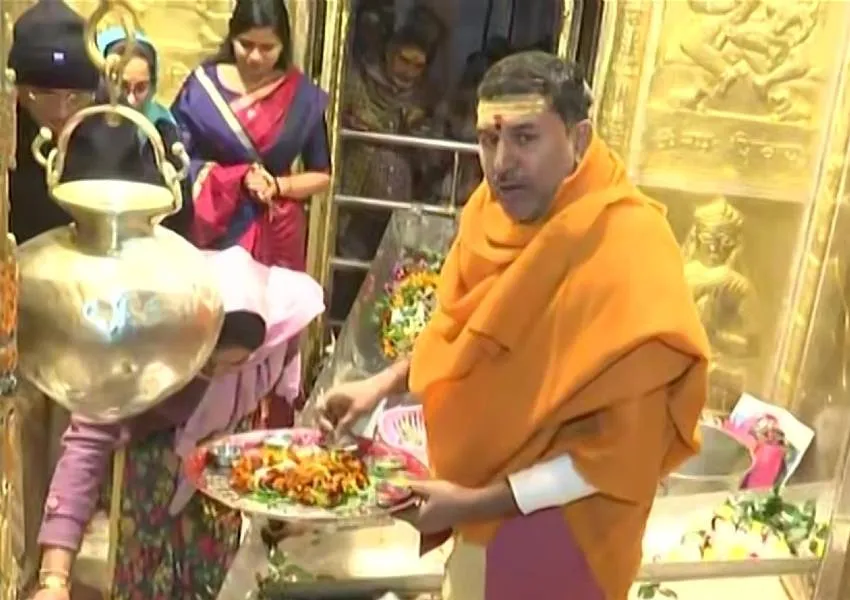 वाराणसी: केंद्रीय स्वास्थ्य मंत्री मनसुख मंडाविया ने काशी विश्वनाथ मंदिर में की पूजा-अर्चना 