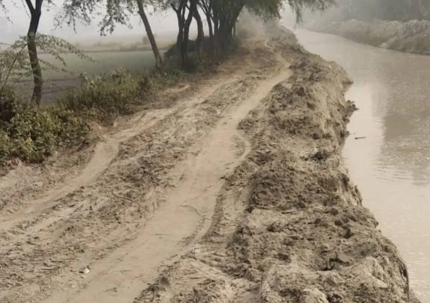 सुल्तानपुर: कूरेभार क्षेत्र में फलफूल रहा अवैध खनन का कारोबार, कार्रवाई के बाद भी चल रही JCB 