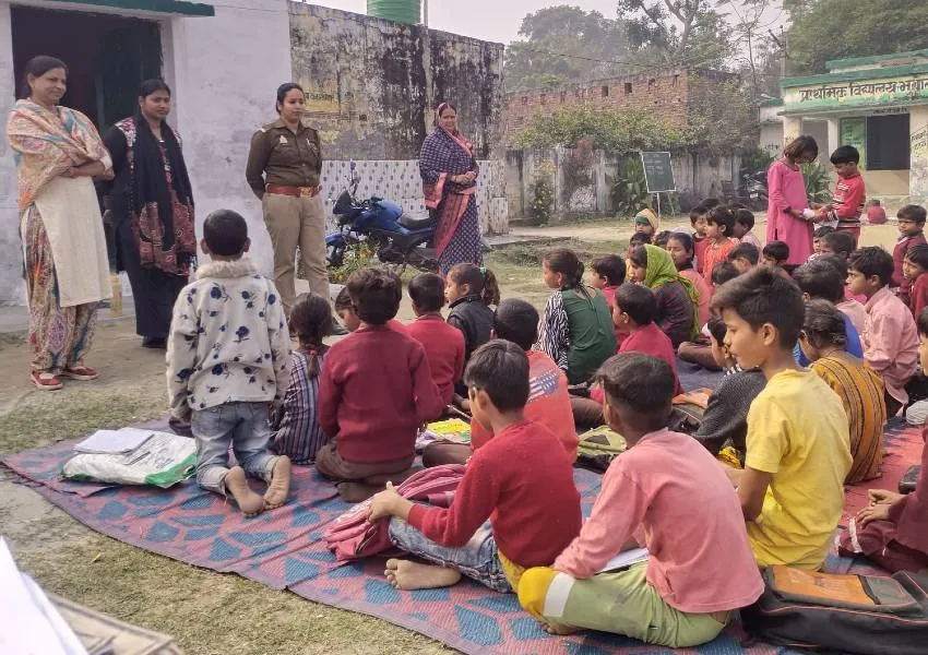 बहराइच: मिशन शक्ति के तहत छात्र-छात्राओं को महिला पुलिस कर्मियों ने किया जागरूक 