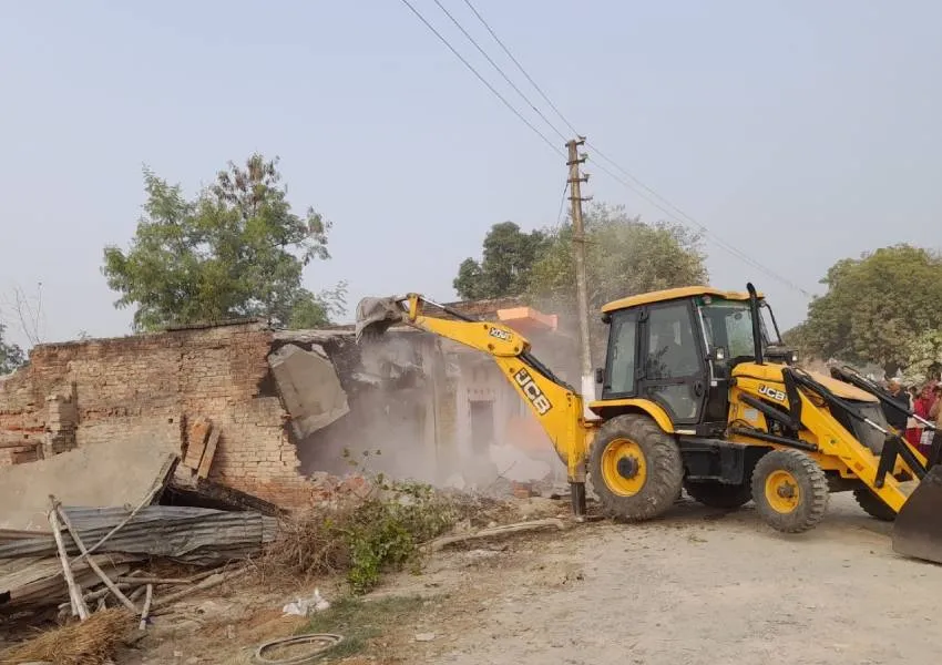 सुल्तानपुर: HC के आदेश पर चला बुलडोजर, तालाब की जमीन पर बने दो घर और 11 दुकान जमींदोज 