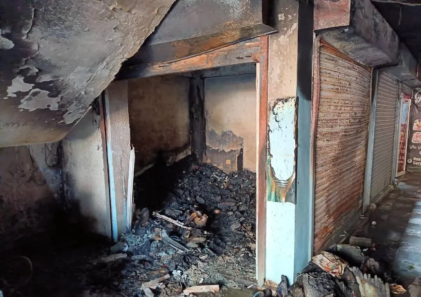 रायबरेली: फुटवियर की दुकान में लगी आग, 12 लाख का माल स्वाहा