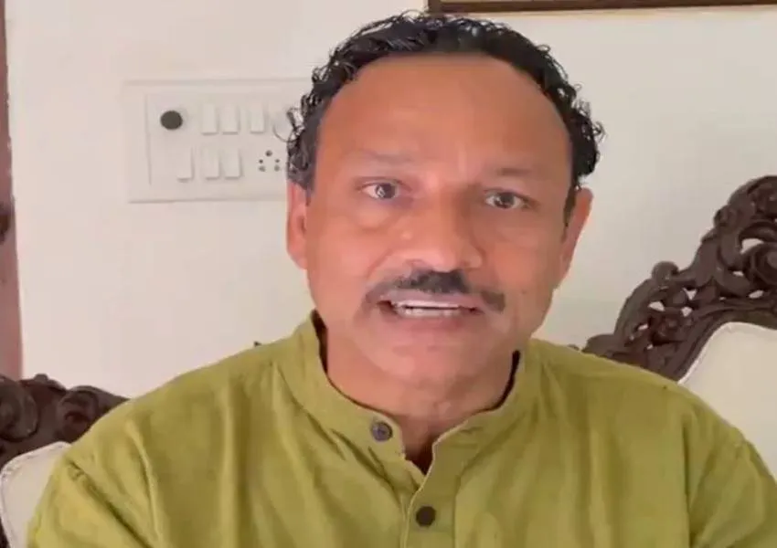 सीएम योगी पर अभद्र टिप्पणी के मामले में फरार चल रहे सपा प्रवक्ता अनुराग भदौरिया के घर कुर्की का नोटिस चस्पा