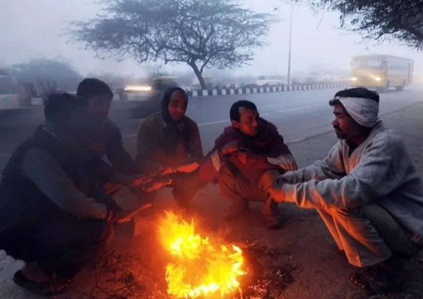 UP Weather: यूपी में पछुआ हवाओं ने बढ़ाई ठंड, धूप में भी हो रहा गलन का एहसास 