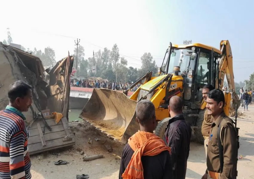 बहराइच: सरयू नहर की पटरी पर स्थित 38 दुकानों पर चला बुलडोजर, हटाये गए अतिक्रमण