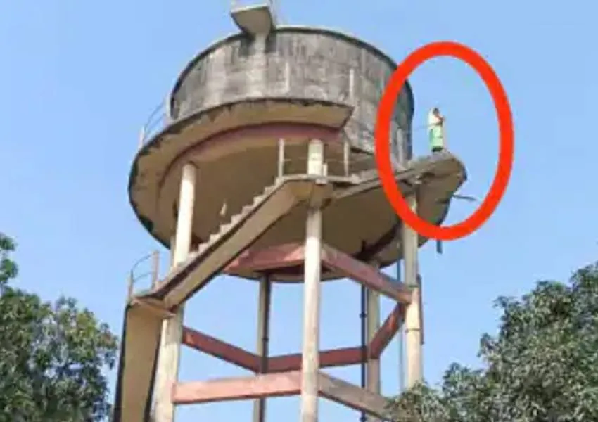 भदोही: न्याय न मिलने से परेशान महिला चढ़ी पानी की टंकी पर, जिला प्रशासन के फूले हाथ-पांव 