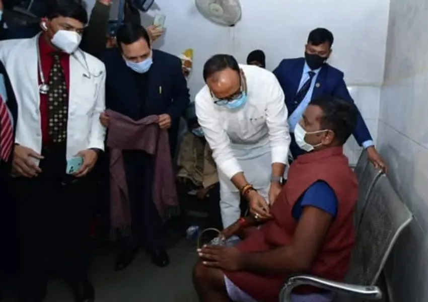 Balrampur Hospital में मॉक ड्रिल का जायजा लेने पहुंचे ब्रजेश पाठक, ठंड से ठिठुर रहे मरीज को पहनाई अपनी जैकेट