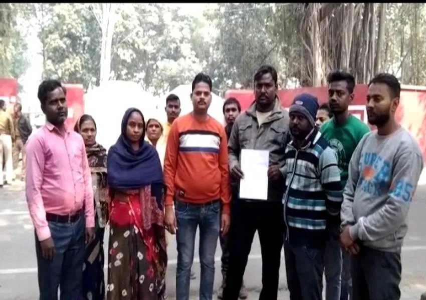 रायबरेली: वेतन के लिए डीएम आवास पहुंचे अस्पताल के सफाई कर्मचारी, मिला आश्वासन