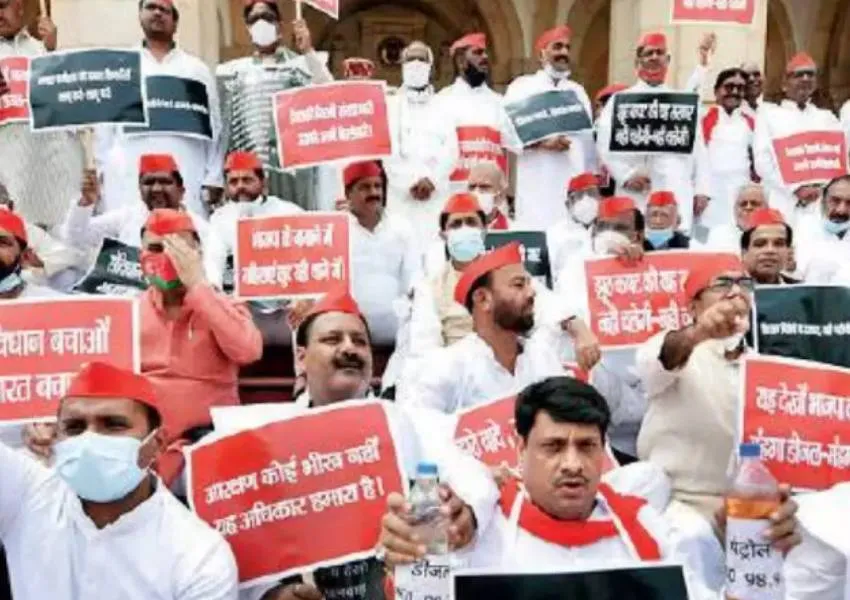 यूपी उपचुनाव में सरकारी तंत्र के दुरुपयोग का आरोप लगाते हुए सपा विधायकों ने विधानभवन में दिया धरना 