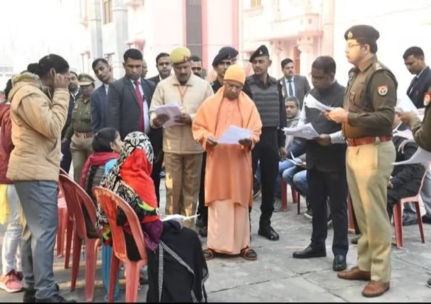 मुख्यमंत्री योगी ने गोरखपुर सुनी लोगों की फरियाद, अधिकारियों को दिये यह निर्देश