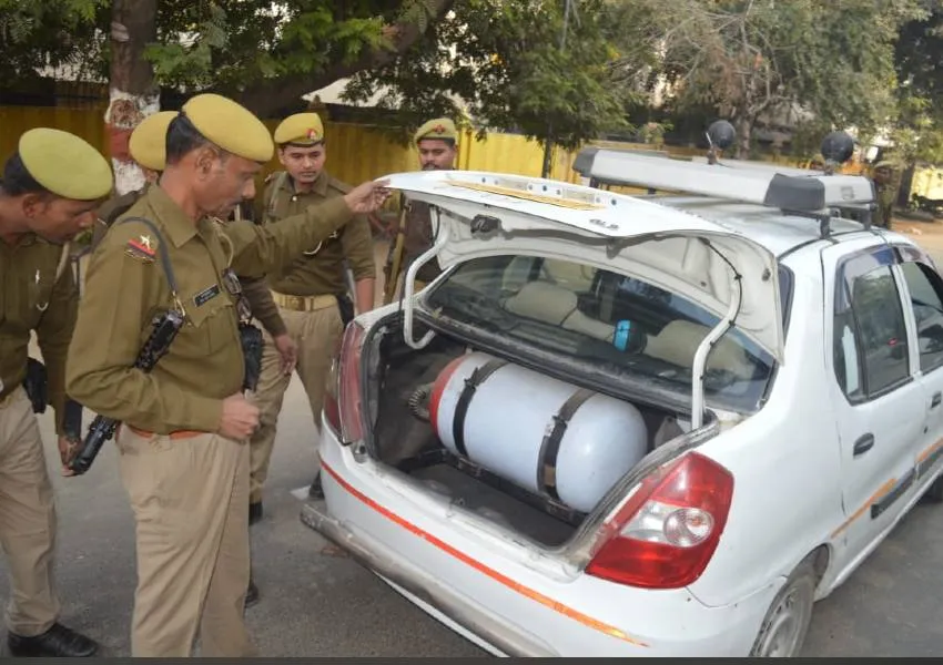  बाबरी विध्वंस की 30वीं बरसी पर अयोध्या में चप्पे-चप्पे पर पुलिस बल तैनात, संदिग्धों पर भी नजर