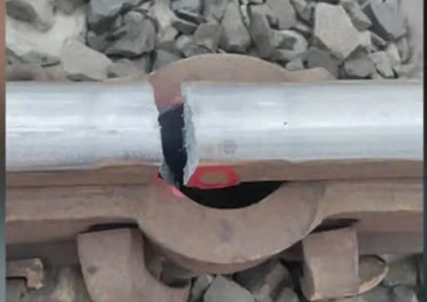 कुशीनगर: पनियहवा स्टेशन के पास टूटी रेल पटरी, टला बड़ा हादसा, अधिकारियों में हड़कंप