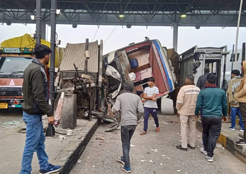 अयोध्या: डबल डेकर बस रौनाही टोल बूथ पर पलटी, 15 घायल, आरटीओ को देख भागने में हुआ हादसा
