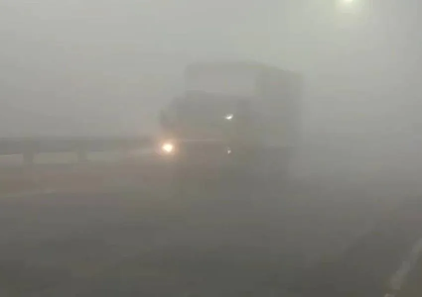 Weather Update: UP में ठंड का सितम शुरू, मौसम विभाग ने 24 जिलों में ऑरेंज और 36 जिलों में येलो अलर्ट किया जारी