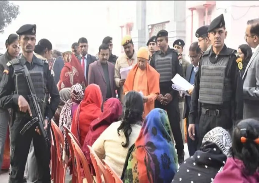 जनता दर्शन में सीएम योगी ने सुनी फरियाद, अधिकारियों से बोले- हर किसी के साथ हो न्याय