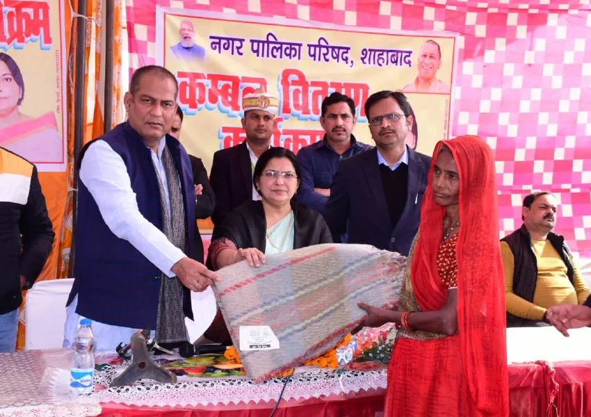 हरदोई: शिक्षा मंत्री रजनी तिवारी ने जरूरतमंदों को बांटे कंबल, खिले लोगों के चेहरे