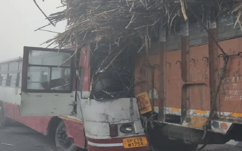 अमरोहा : कोहरे का कहर, गन्ना लदे ट्रक में घुसी रोडवेज बस...नौ यात्री घायल