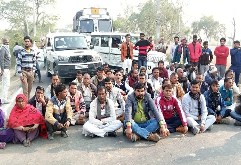 अमरोहा : ग्राम सचिव व प्रधान में मारपीट, हसनपुर-रहरा मार्ग पर लगाया जाम 