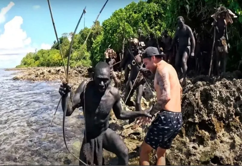 Video: बाहरी दुनिया से कोई संपर्क न रखने वाले आदिवासियों से मिला ऑस्ट्रेलिया का यूट्यूबर