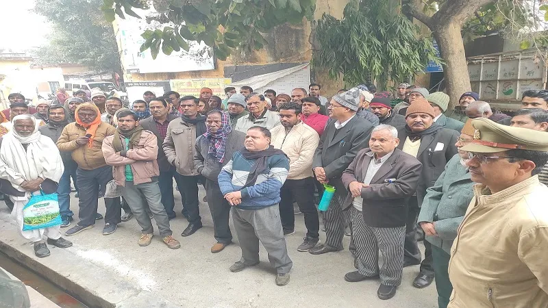 रामपुर : एसडीएम के खिलाफ लामबंद हुए अधिवक्ता, स्थानांतरण की मांग पर अड़े... जम कर की नारेबाजी