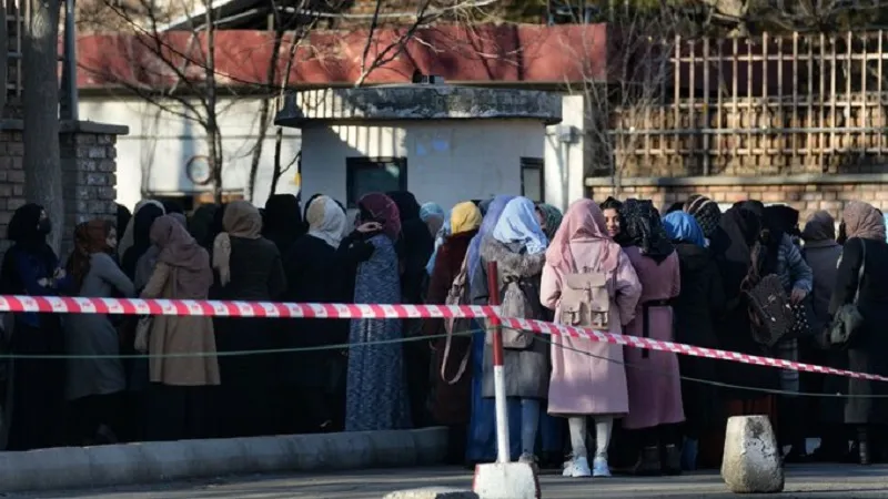 कम नहीं हो रही काबुल में महिलाओं की समस्या, विश्वविद्यालय प्रवेश पर लगी रोक तो रोने लगीं छात्राएं 