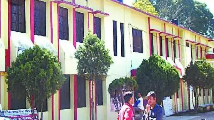 लोहाघाट: बदहाल होती जा रही है उपजिला चिकित्सालय लोहाघाट की हालत