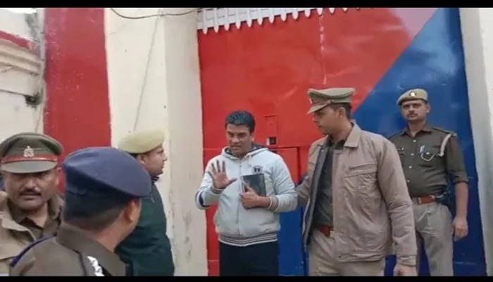 SP MLA Irfan Solanki कानपुर जेल से महाराजगंज के लिए रवाना, पुलिसकर्मियों से हुई नोकझोंक