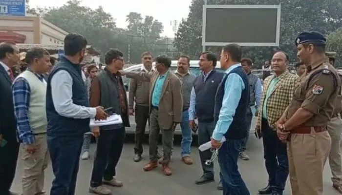 Kanpur Central Station गेट नंबर एक में आसानी से प्रवेश कर सकेंगे वाहन, DRM ने स्टेशन का निरीक्षण कर दिए निर्देश
