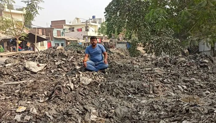 Kanpur में कूड़े के ढेर पर बैठकर किया प्रदर्शन, लोग बोले- ट्रैक्टर-ट्रॉली में भरकर Nagar Nigam के बाहर फेकेंगे कूड़ा