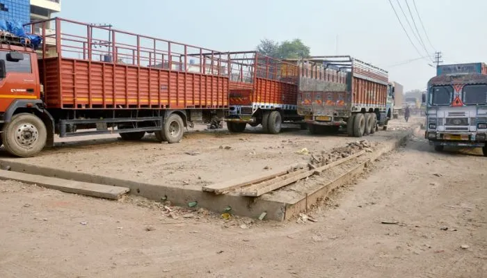 Kanpur News : अब कोहरे में होने वाले हादसों पर लगेगी लगाम, हाईवे किनारे खड़े वाहनों की फोटो खींचकर करें ट्वीट, अफसरों को मिले यह निर्देश