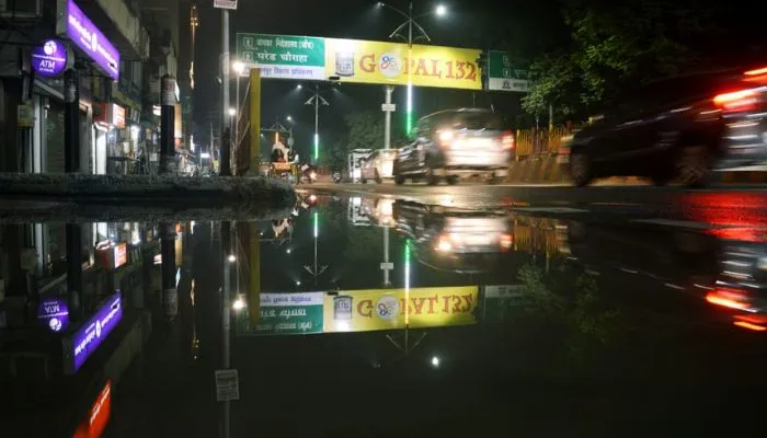 Kanpur में पेयजल लाइन लीकेज को छिपाने के लिए कर दिया पैचवर्क, राहगीरों को हो रही दिक्कत