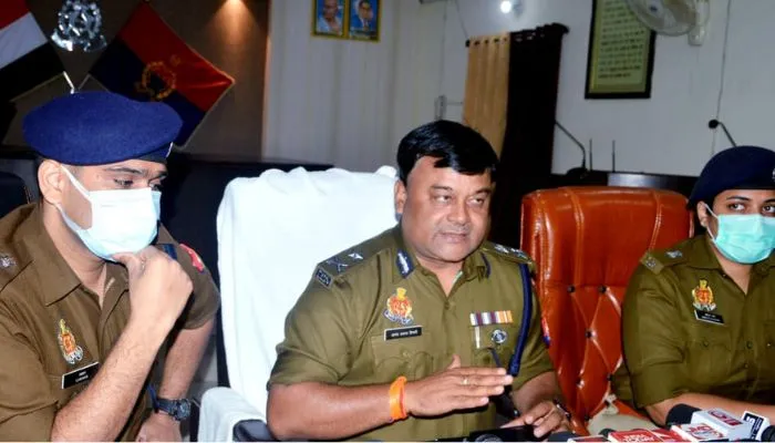 Kanpur : CCTV की मदद से जांच में निर्दोष मिले एसआई व सिपाही, Viral Video के आधार पर पुलिस ने शुरू की जांच