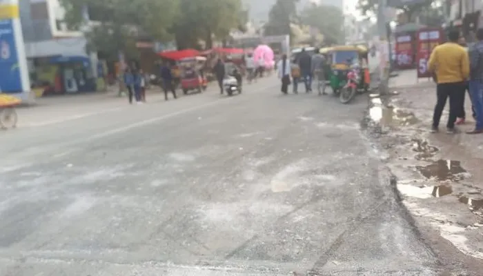 Kanpur News : कर्रही की जर्जर रोड रातों-रात बनाई, टूटी सड़क मे गिरकर वाहन सवार होते थे चुटहिल
