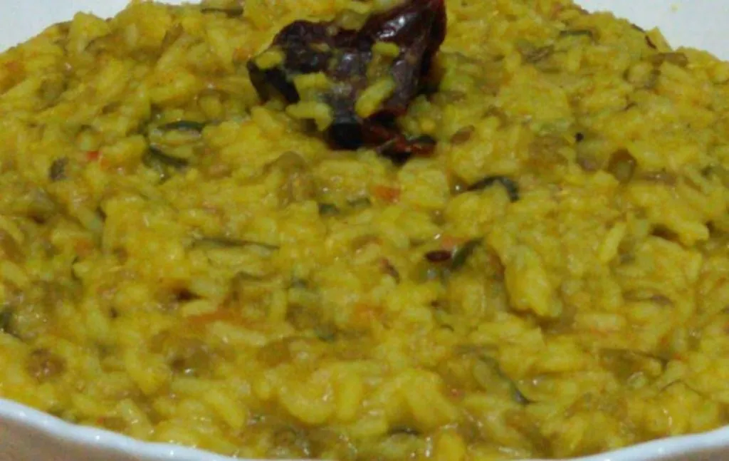 खिचड़ी खाने के बाद 12 बच्चियां बीमार, जांच जारी