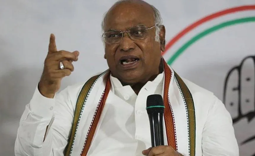 एकजुट होकर काम करें, आलाकमान तय करेगा मुख्यमंत्री और मंत्री: खड़गे 