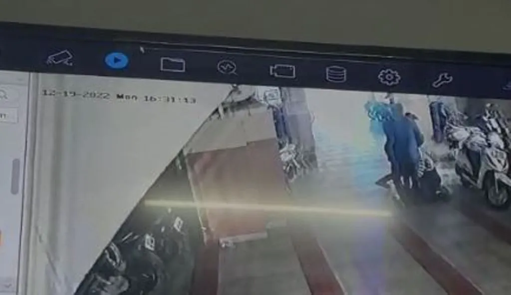 मेरठ: प्रेमिका के घर पहुंचे प्रेमी की जमकर धुनाई, सीसीटीवी कैमरे में कैद हुई घटना