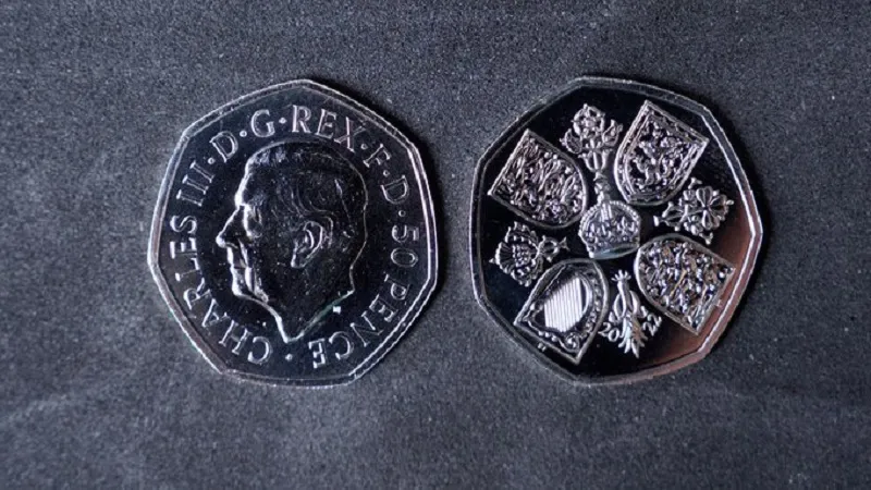 इंगलैंड में चला किंग चार्ल्स की तस्वीर वाला पहला सिक्का