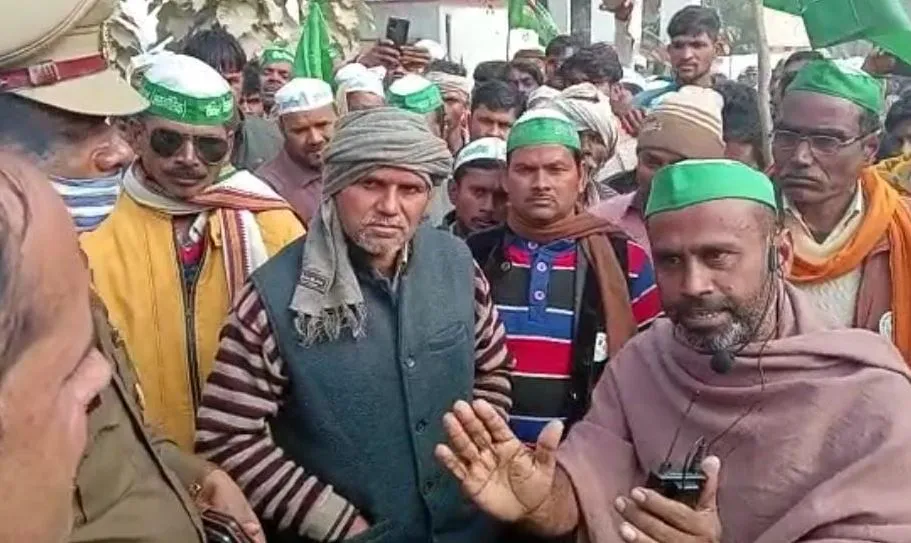 शाहजहांपुर: किसानों ने सैकड़ों लावारिस पशुओं को ब्लाक में बंद किया, शाम को छोड़ा
